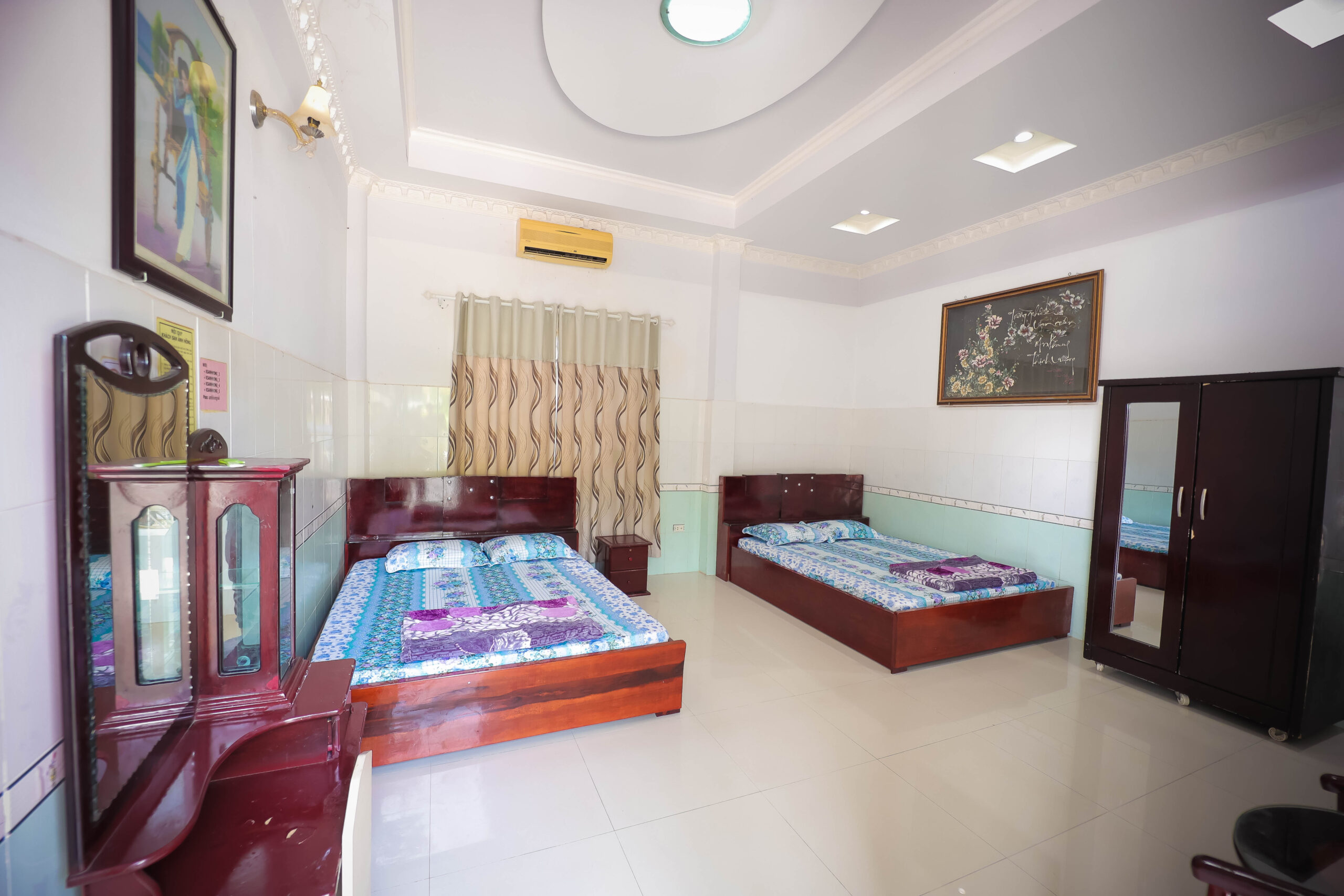 Phòng ngủ tại khách sạn Ánh Hồng được trang bị đầy đủ tiện nghi