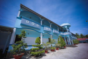 Khách sạn Ánh Hồng có tổng cộng 25 phòng ngủ, khuôn viên rộng rãi